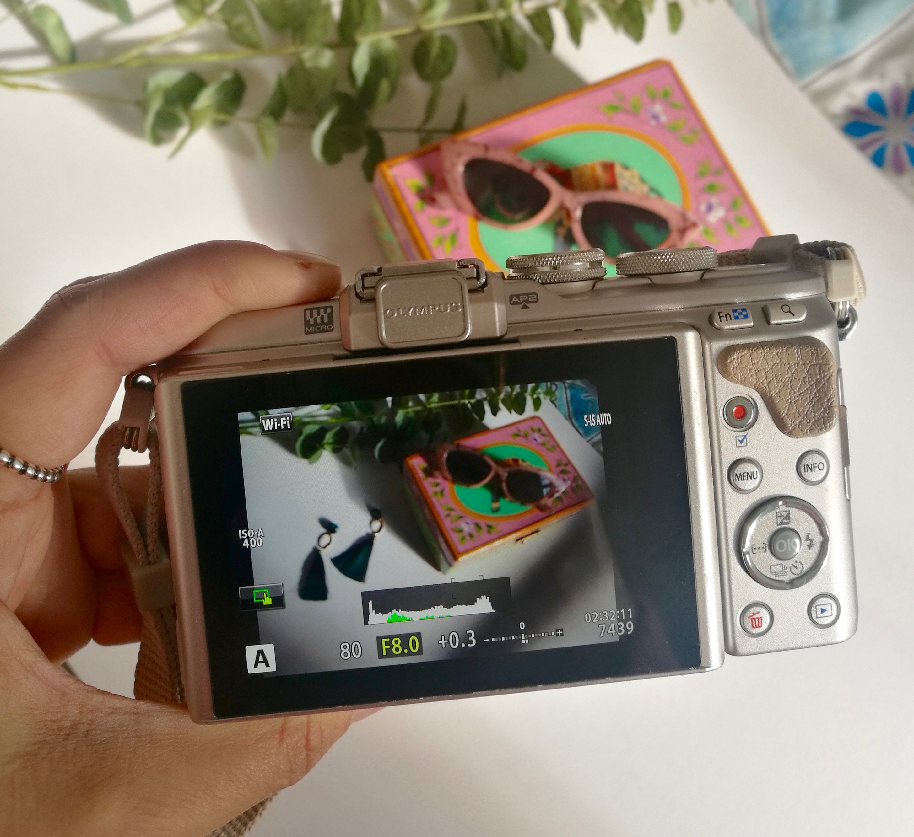 Tech Review: Olympus PEN E-PL8 - Heels In My Backpack